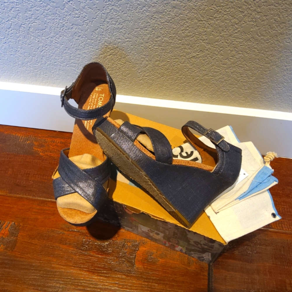 Tom's scrappy wedge black metallic linen women's size 6